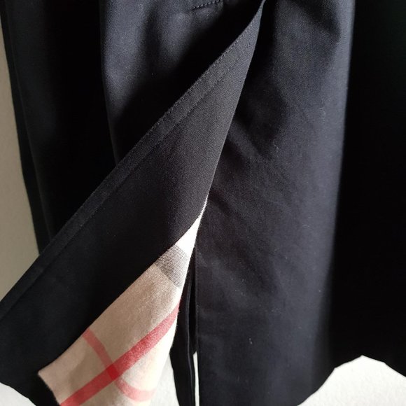 The long black Burberry Chelsea Heritage Trench Coat with signature gabardine - Picture 6 of 13